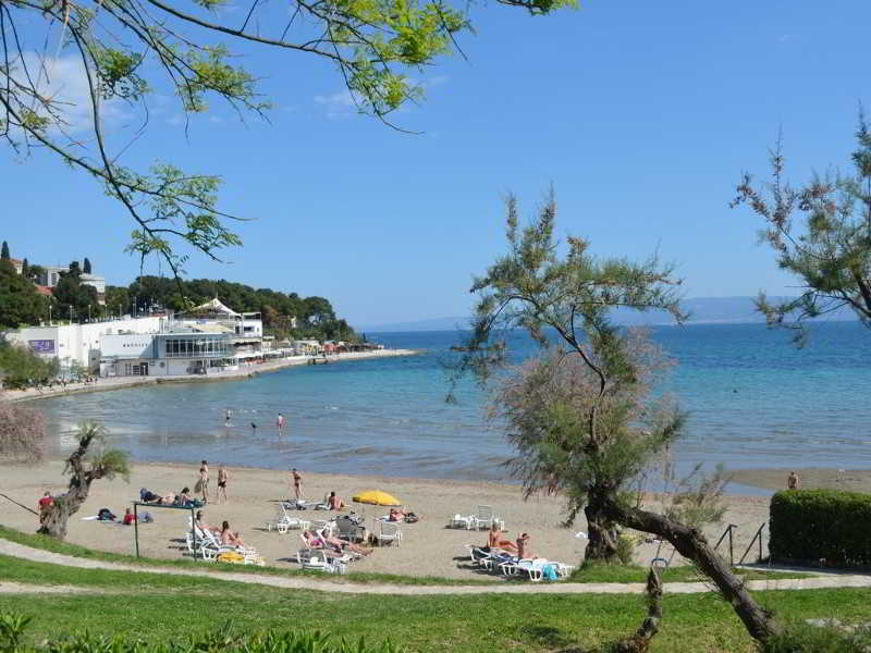 Privéstrand met parasols — Villa Toncic