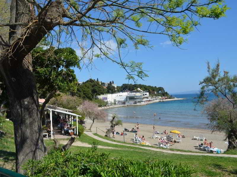 Privéstrand met parasols — Villa Toncic