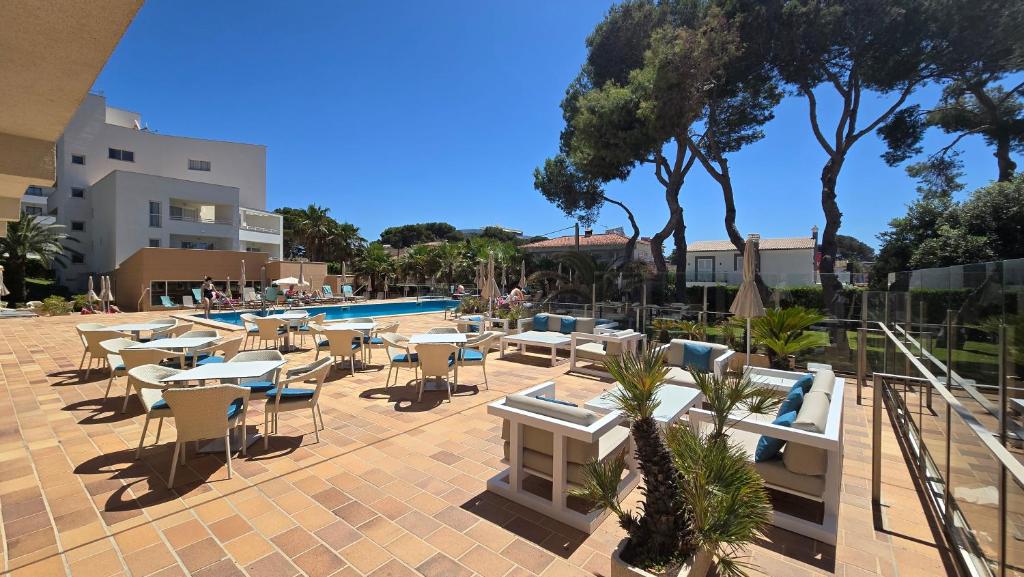 Hotel y Apartamentos Leman image 2