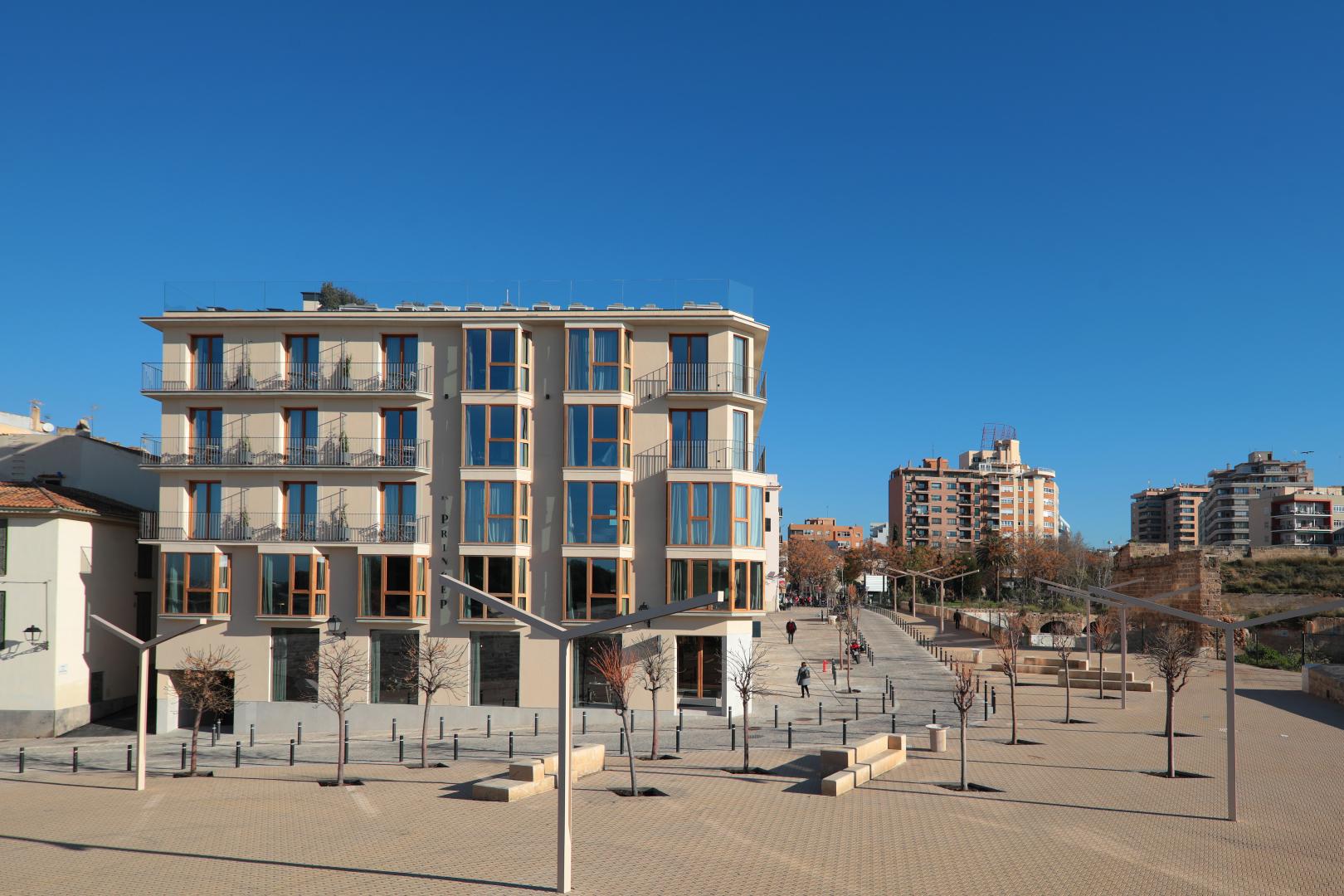 Mediterraans hotelgebouw — Hotel Es Princep