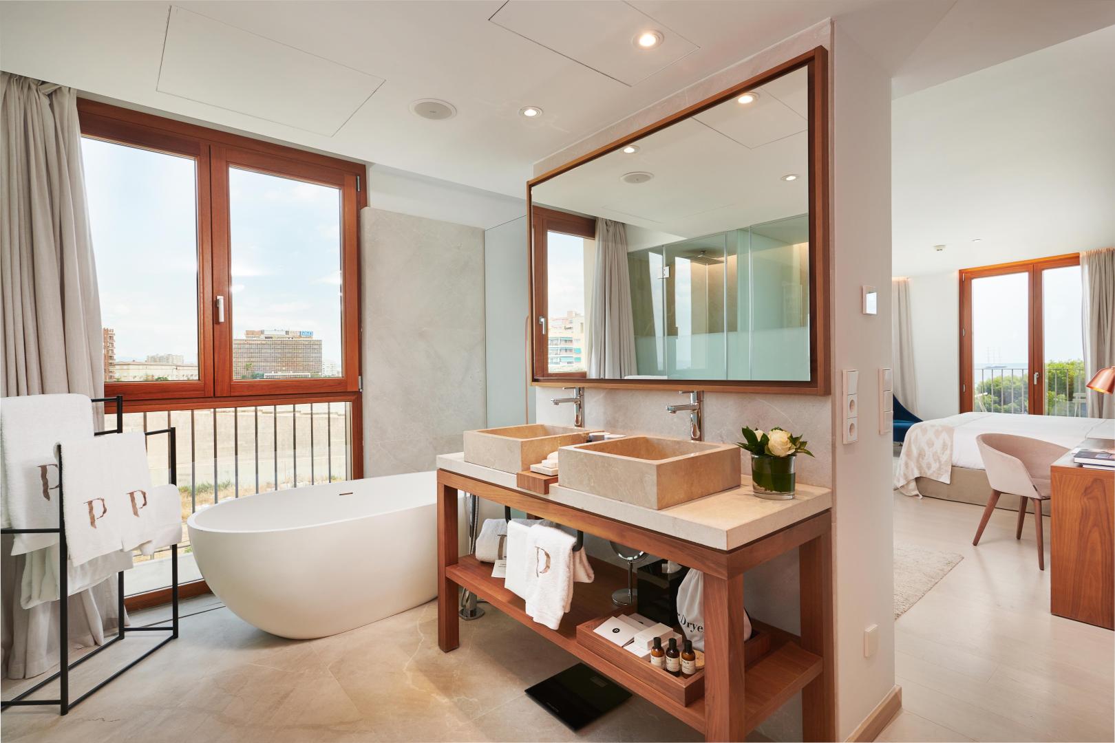 Badkamer met ligbad — Hotel Es Princep
