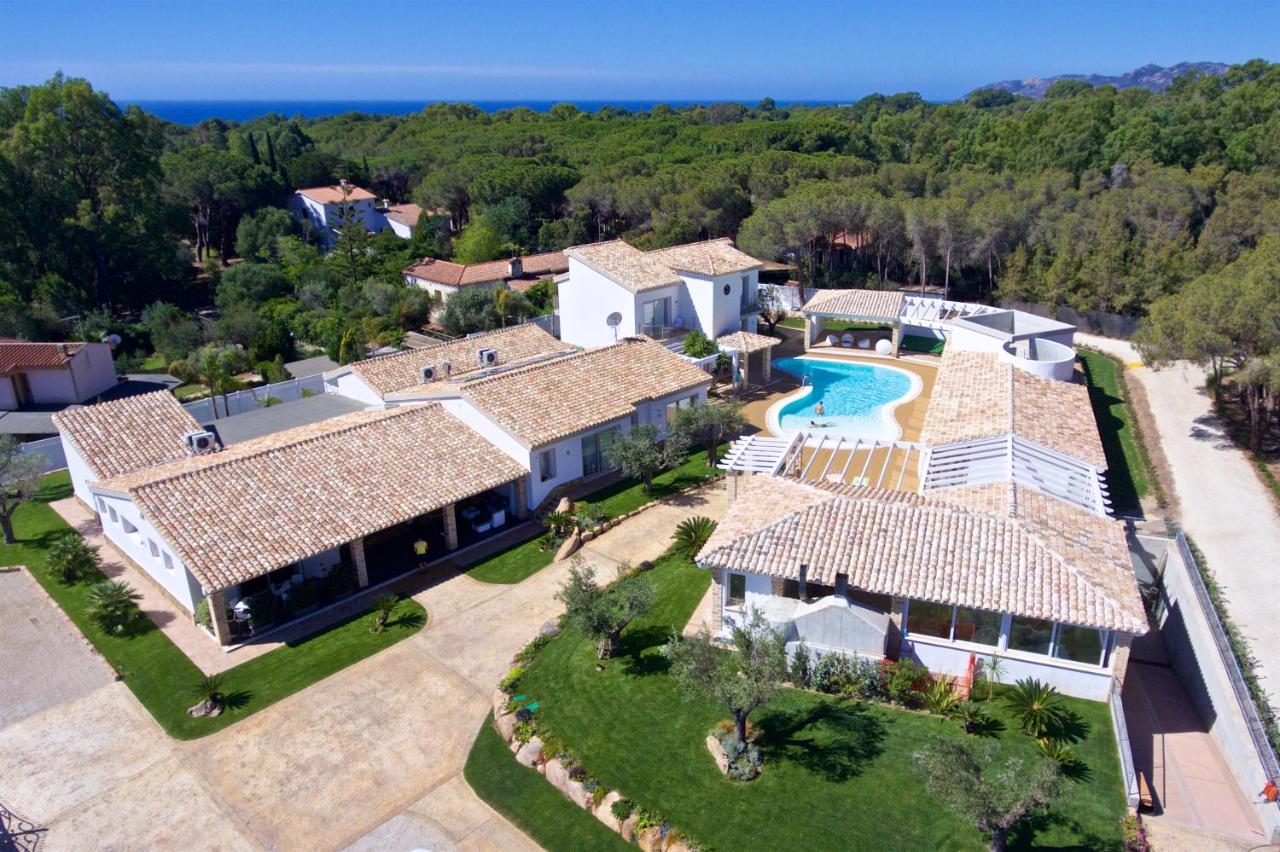 een luchtfoto van een huis met een zwembad bij Eliantos Boutique Hotel & Spa in Santa Margherita di Pula