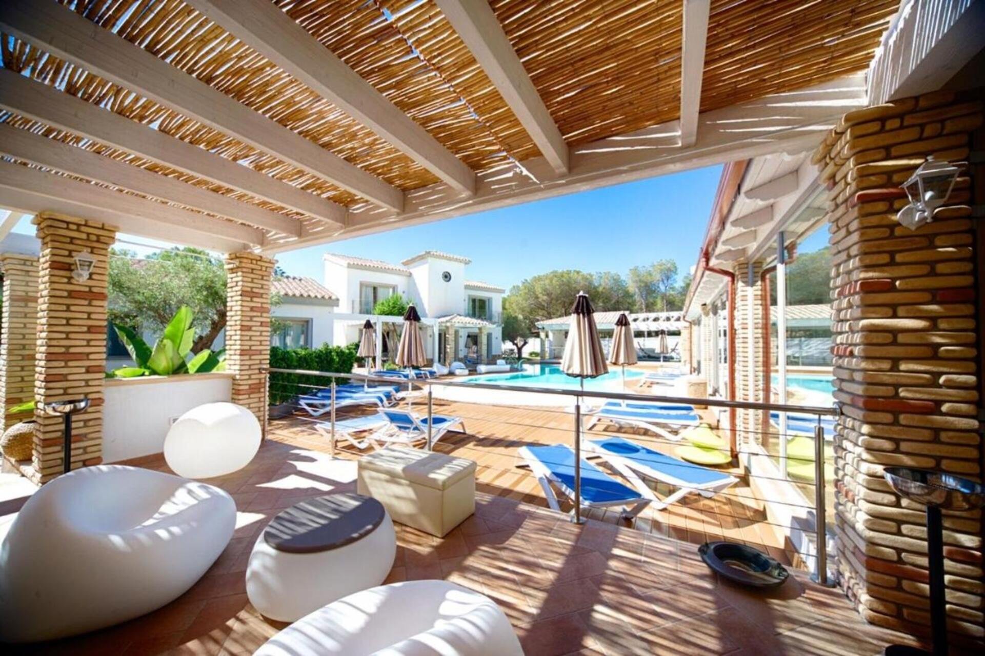 Buitenzwembad met ligbedden — Eliantos Hotel & SPA