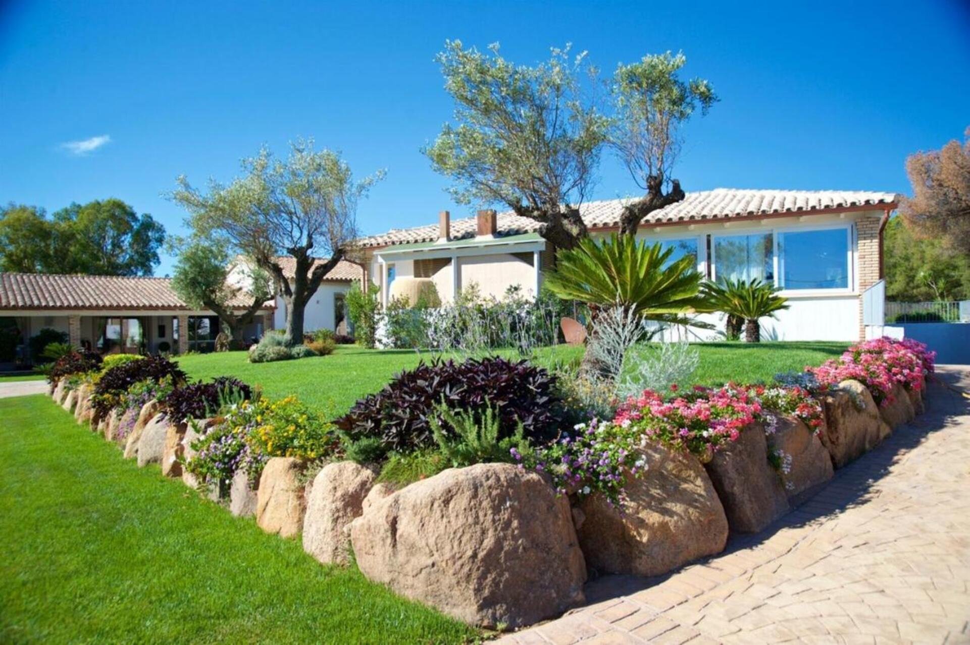 Tropische tuin met palmbomen — Eliantos Hotel & SPA