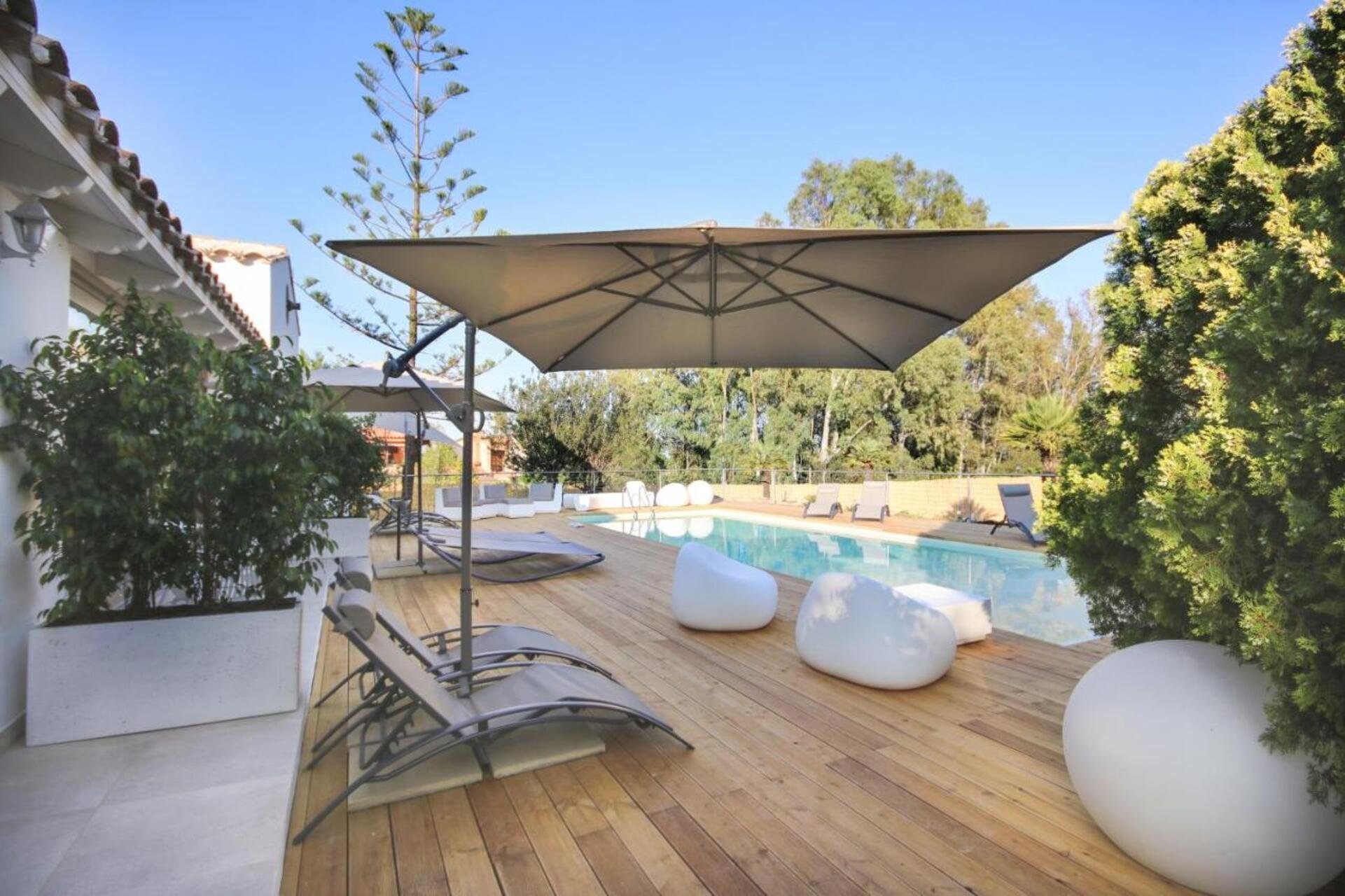 Buitenzwembad met ligbedden — Eliantos Hotel & SPA