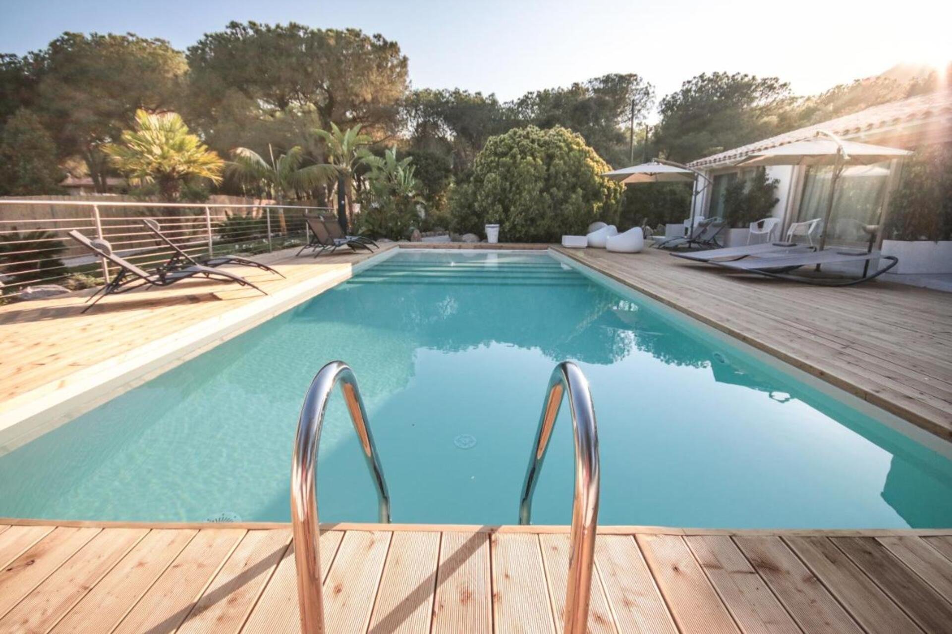 Buitenzwembad met ligbedden — Eliantos Hotel & SPA