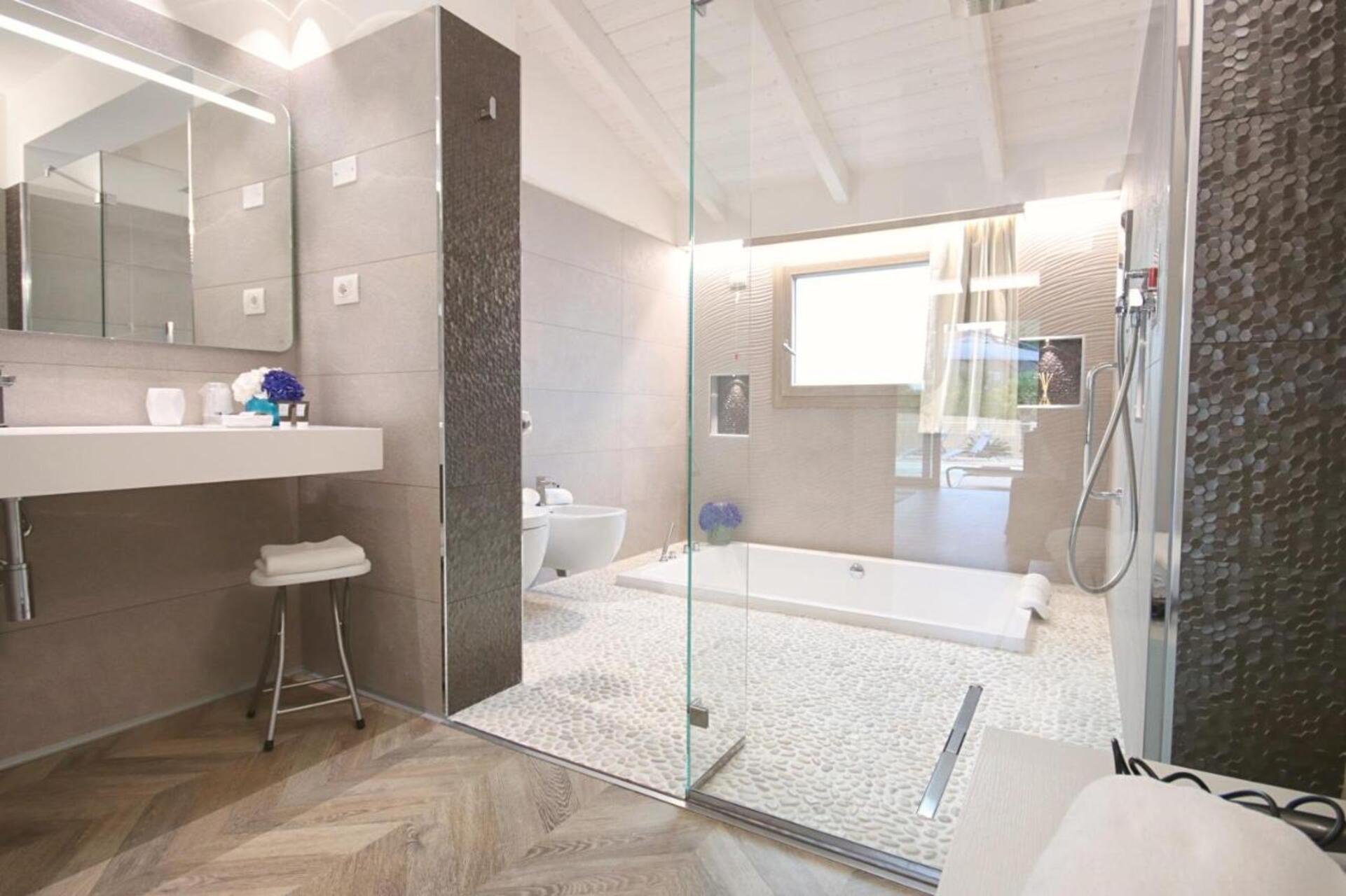 Badkamer met inloopdouche — Eliantos Hotel & SPA