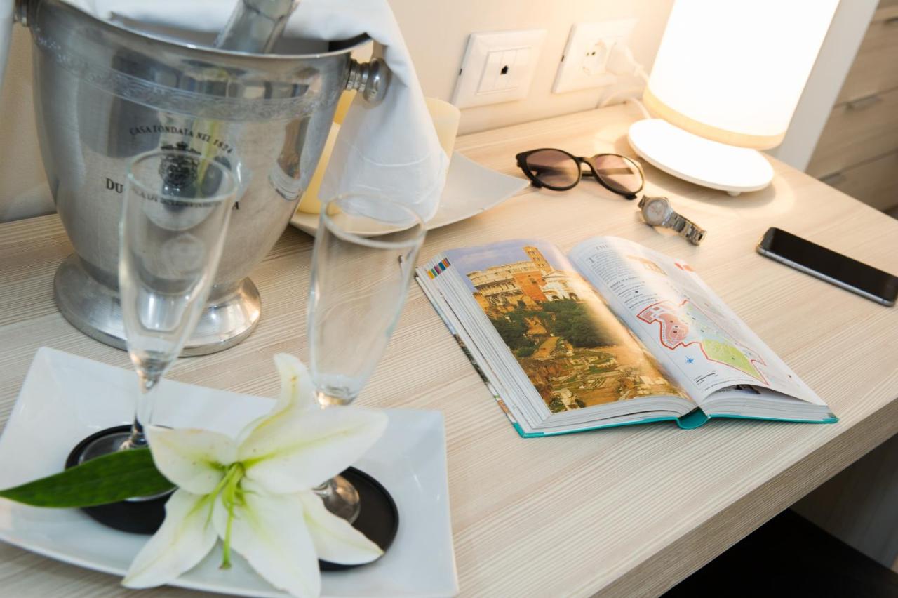 een tafel met een blender, een boek en glazen bij Relais Santa Maria Maggiore in Rome