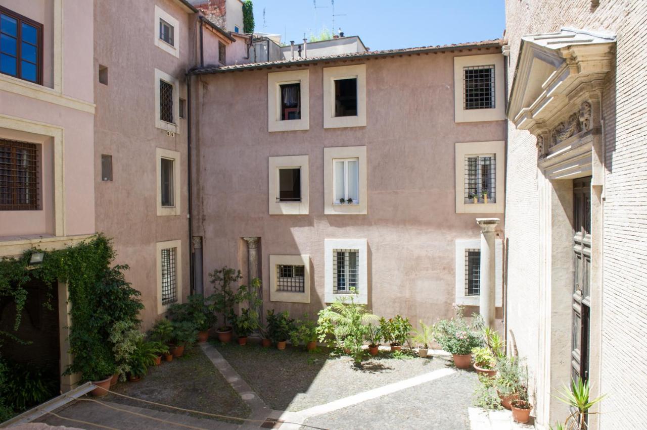 een appartement in een gebouw met een binnenplaats bij Relais Santa Maria Maggiore in Rome