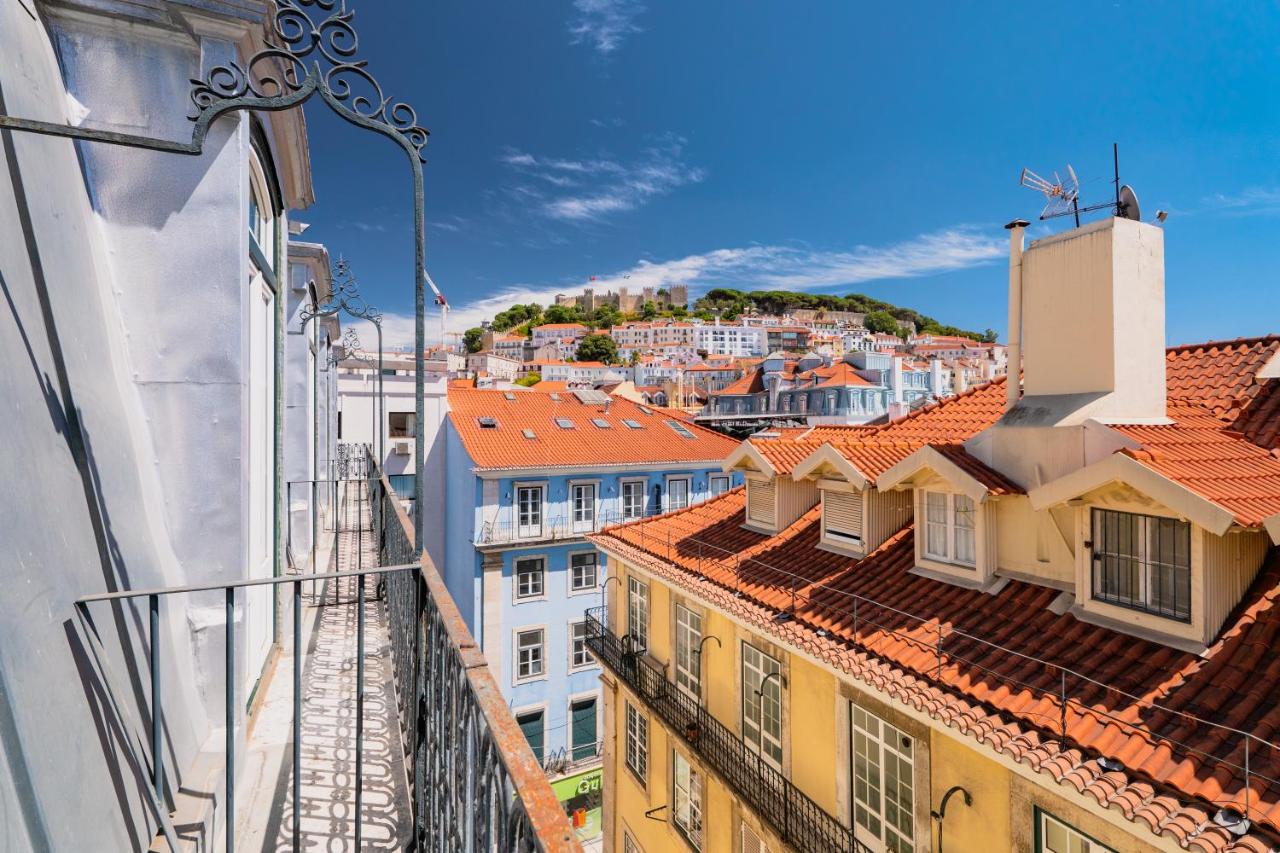een uitzicht vanaf een balkon op gebouwen en daken bij Tesouro da Baixa by Shiadu in Lissabon