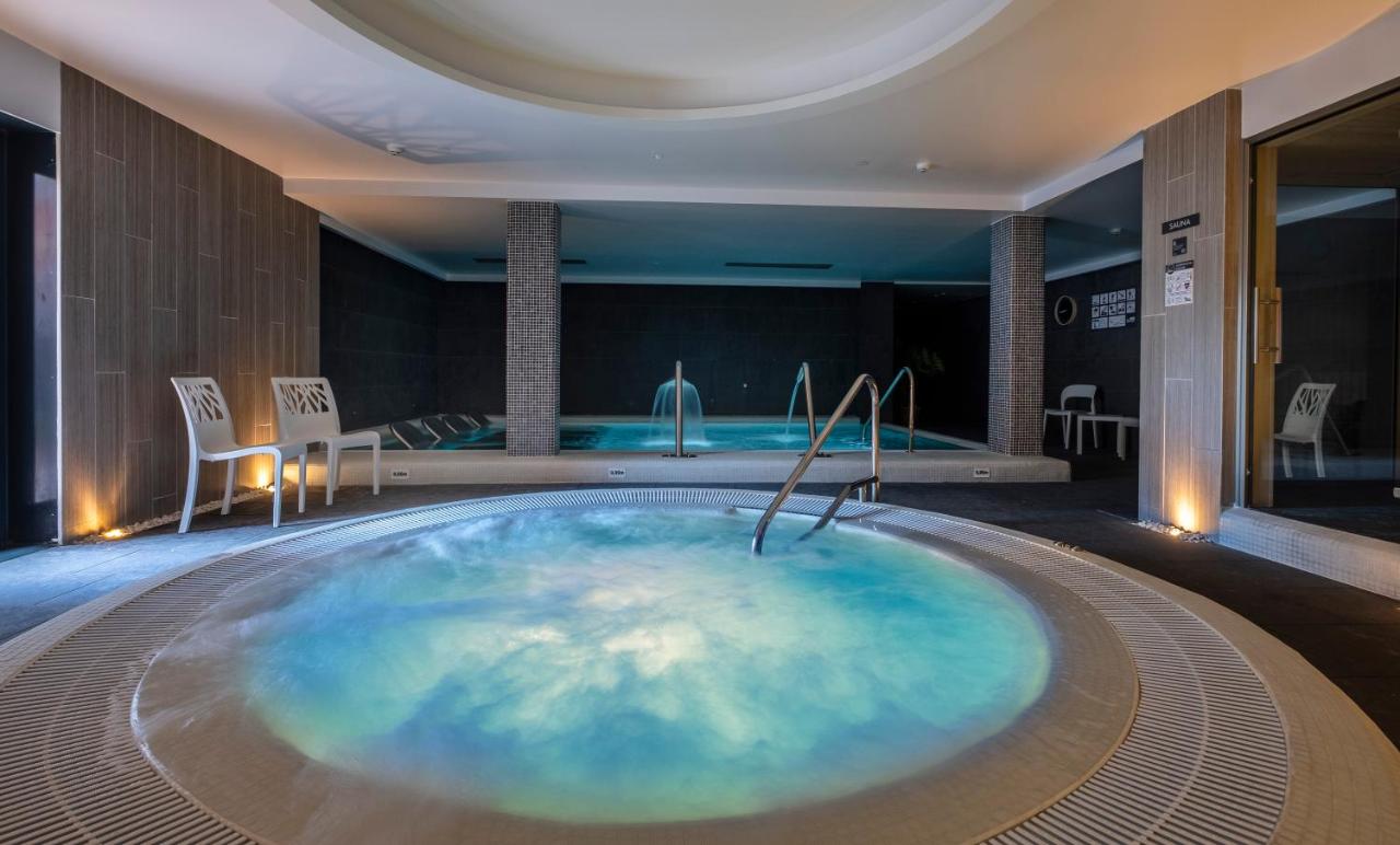 een groot bad midden in een kamer bij Rosamar Es Blau 4*s - Adults Only in Lloret de Mar