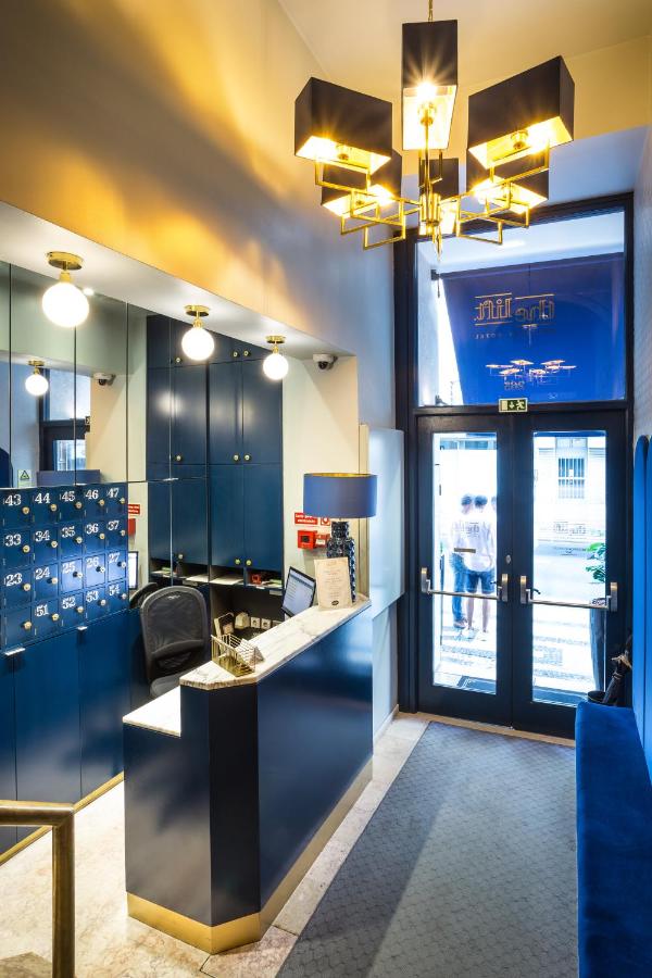 een lobby met een bureau waarop een laptop staat bij The Lift Boutique Hotel by RIDAN Hotels in Lissabon
