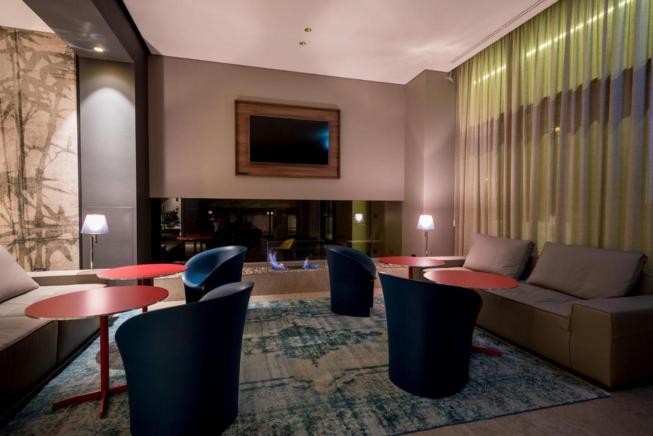 een hotellobby met tafels, stoelen en een bank bij Fuori le Mura in Altamura