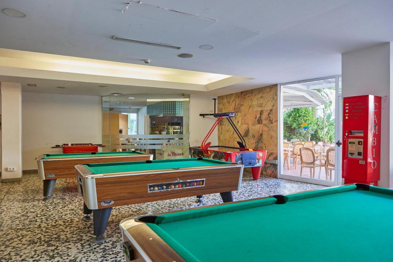 een biljartkamer met drie pooltafels erin bij Ona Don Juan in Lloret de Mar