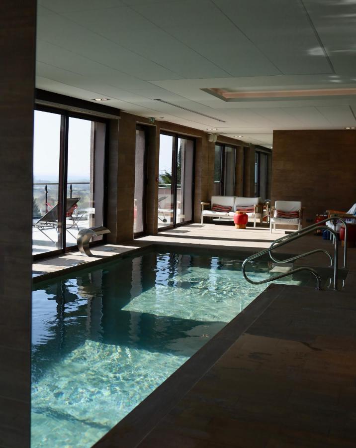 een zwembad met een glijbaan in een gebouw bij Hôtel Arnold in Itterswiller
