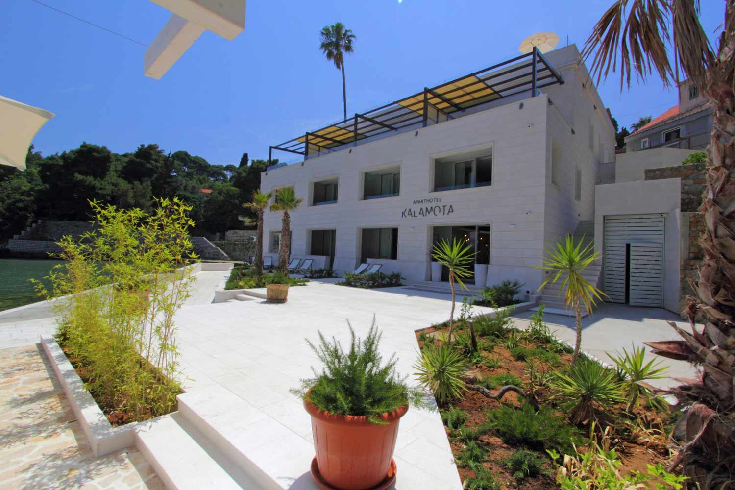 Kalamota Beach House image 2