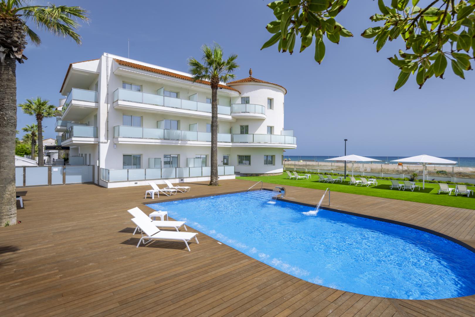 Infinity-zwembad met zeezicht — Apartamentos Playa de Castelldefels