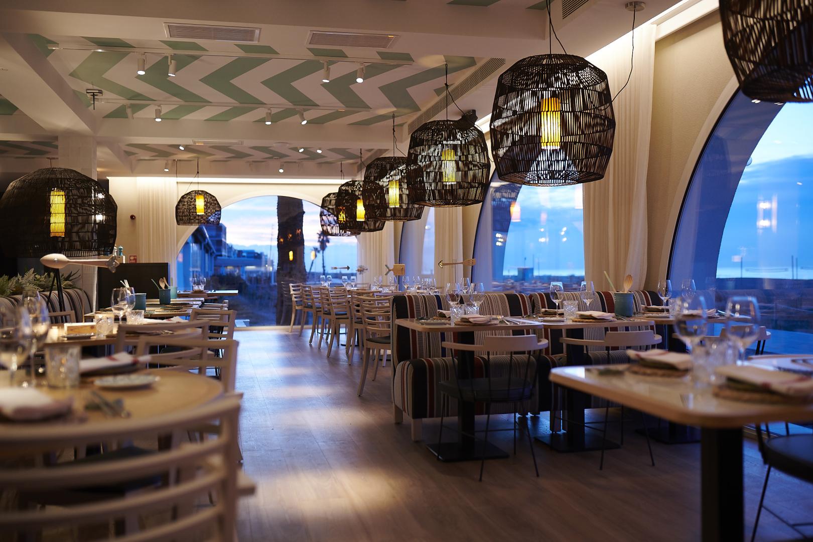 Restaurant met gedekte tafels — Apartamentos Playa de Castelldefels