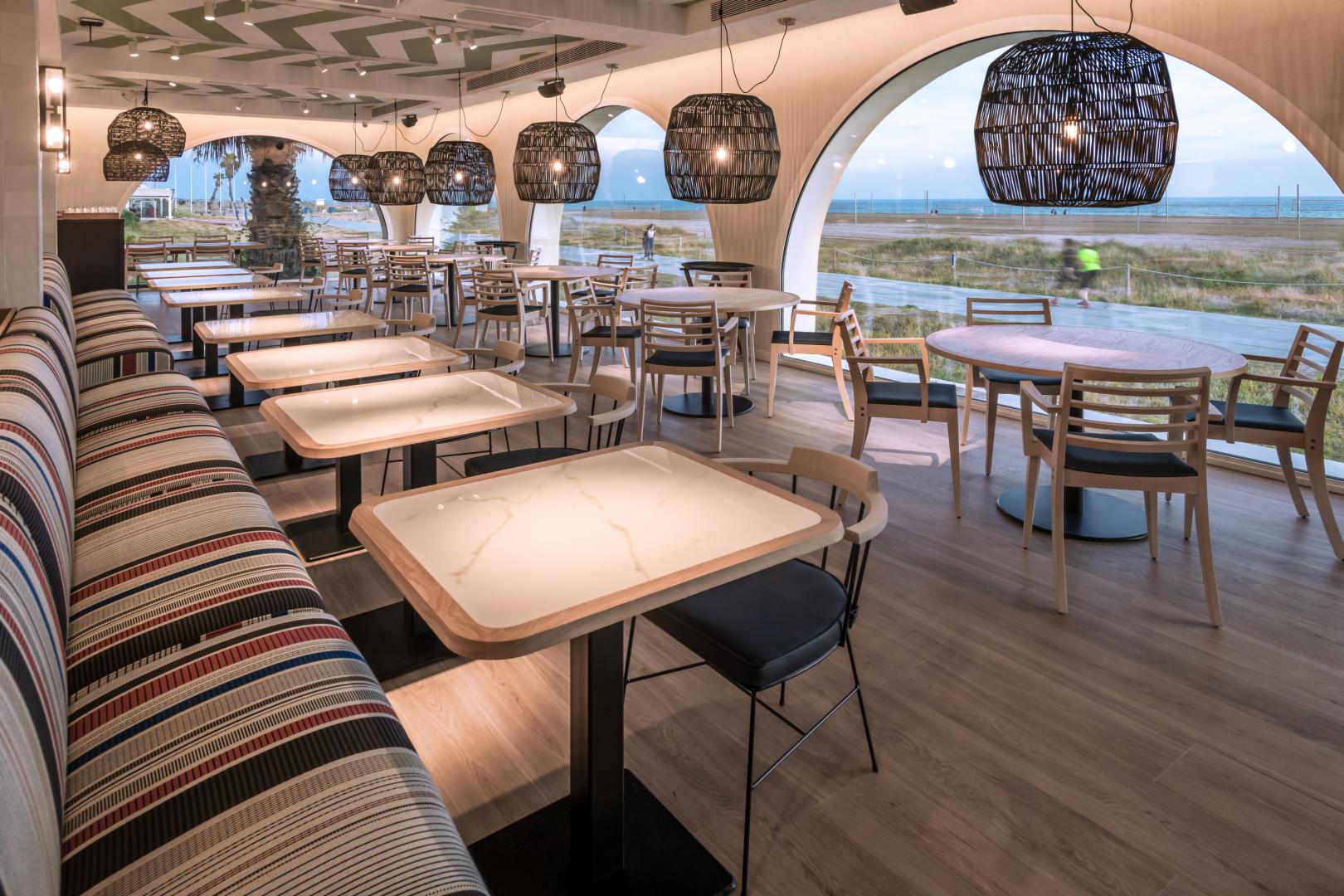 Restaurant met gedekte tafels — Apartamentos Playa de Castelldefels