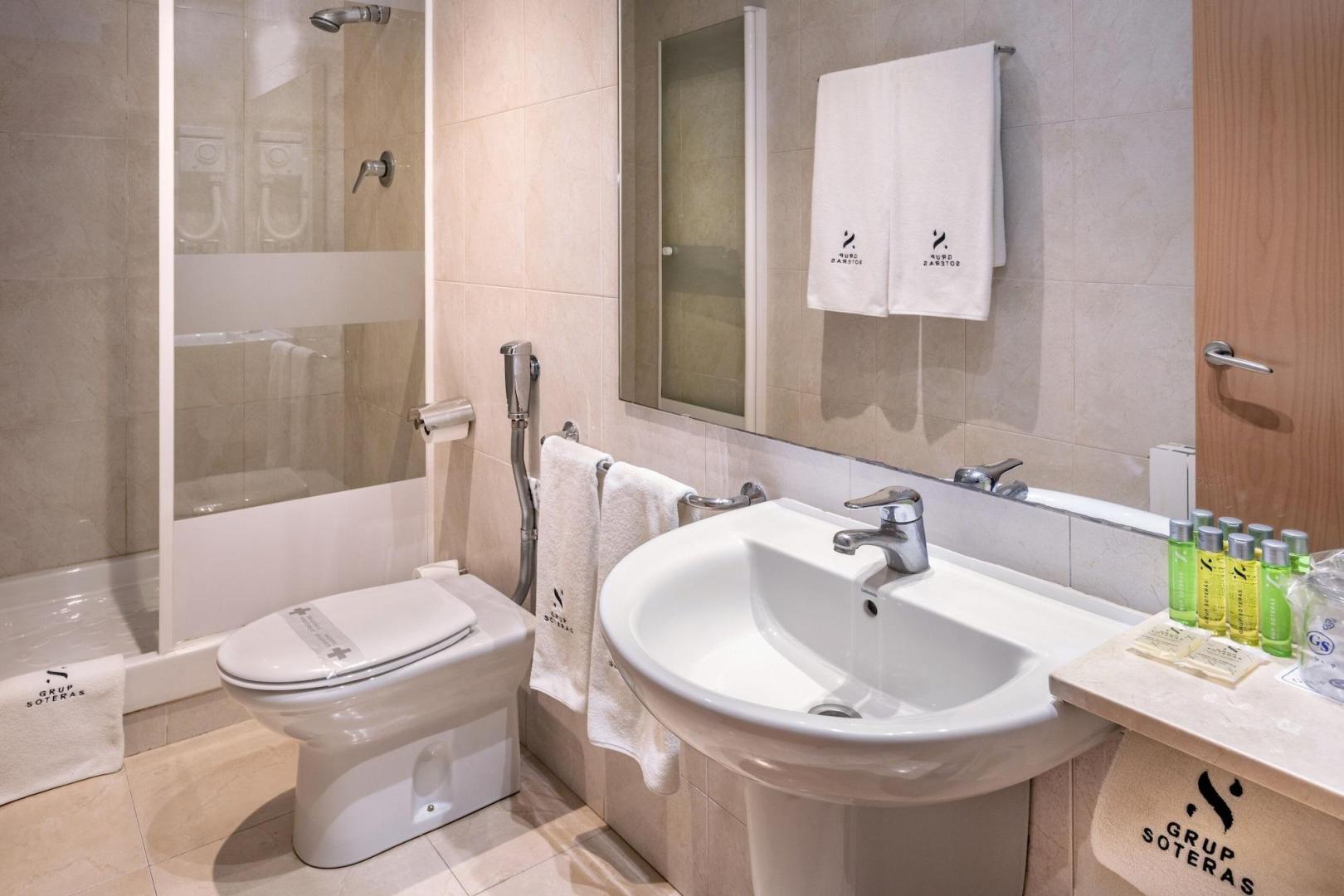 Badkamer met ligbad — Apartamentos Playa de Castelldefels