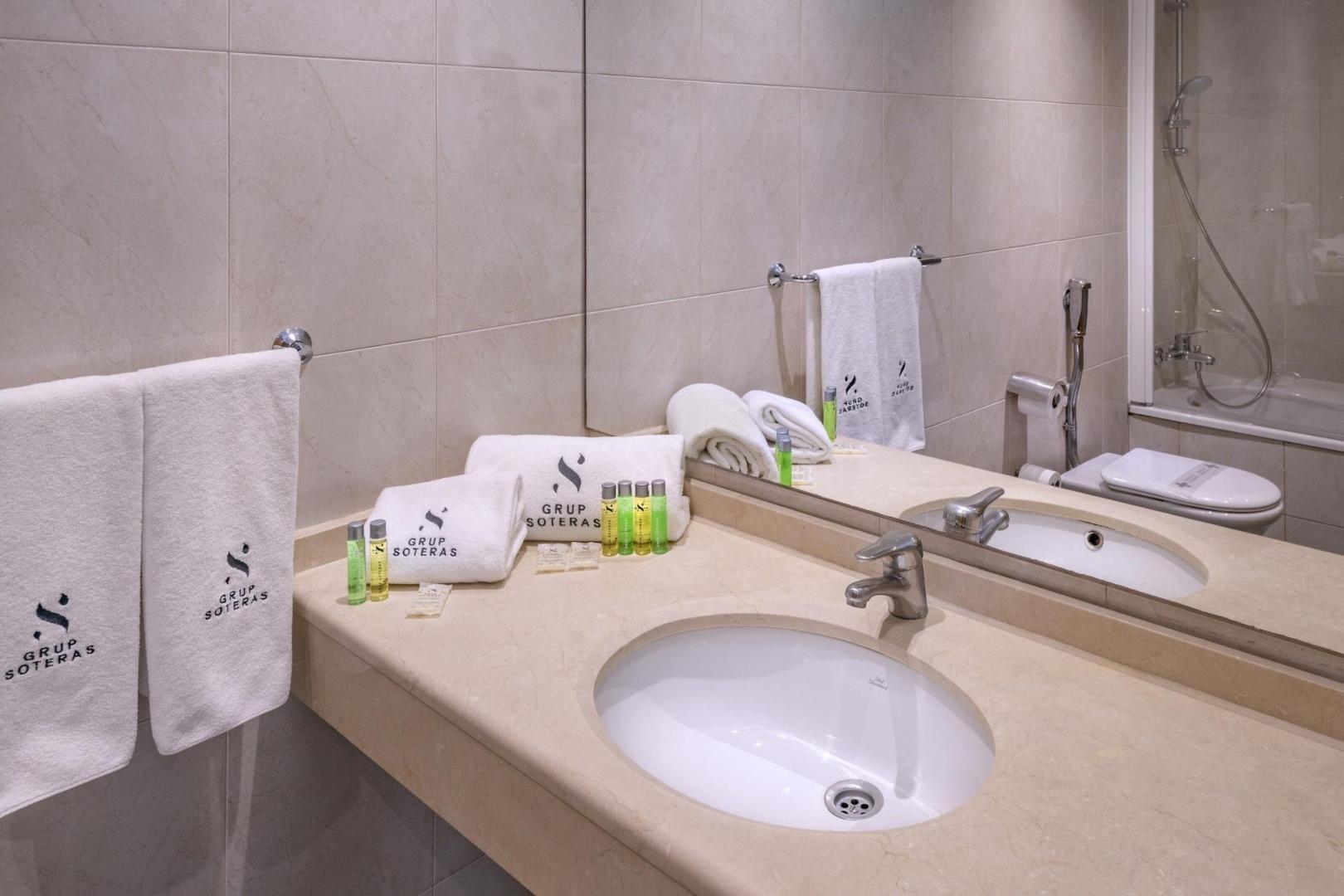Badkamer met ligbad — Apartamentos Playa de Castelldefels