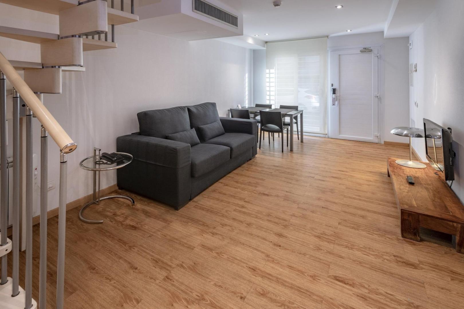 Relaxruimte met ligbedden — Apartamentos Playa de Castelldefels