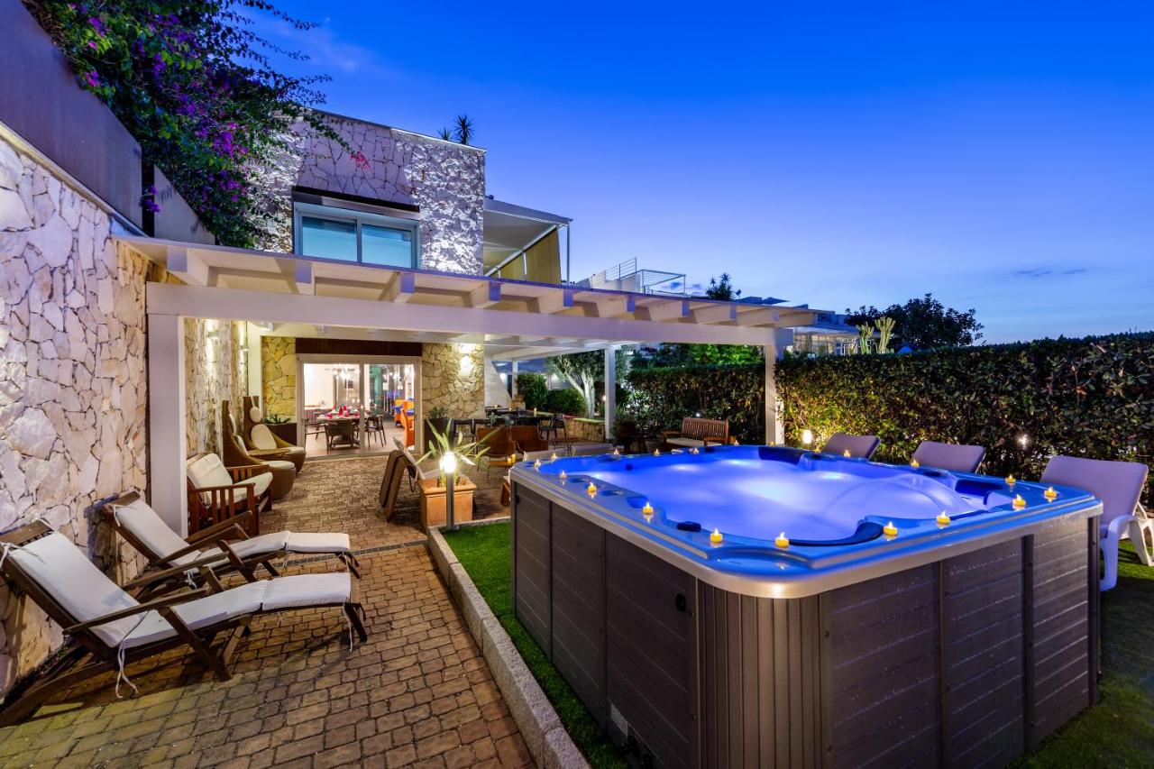 een jacuzzi in de achtertuin van een huis bij Hotel Residence Hibiscus in La Caletta +33 foto's