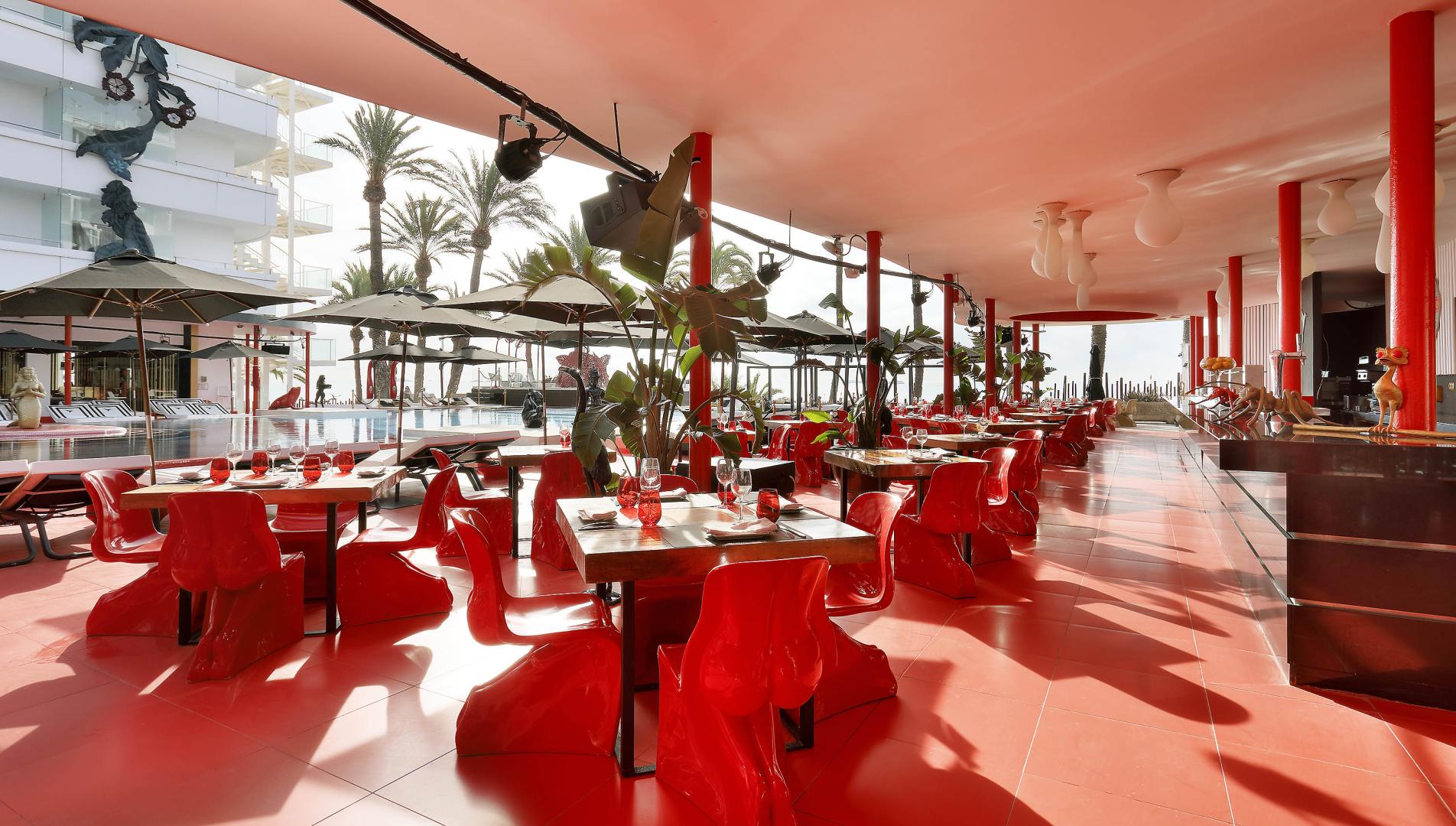 Restaurant met gedekte tafels — The Unexpected Ibiza Hotel
