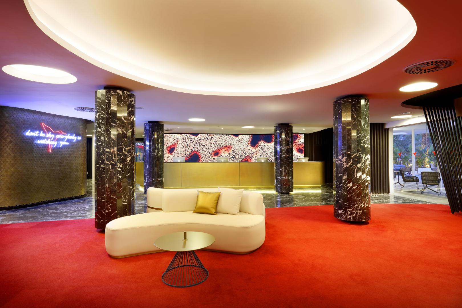 Lobby met receptie — The Unexpected Ibiza Hotel