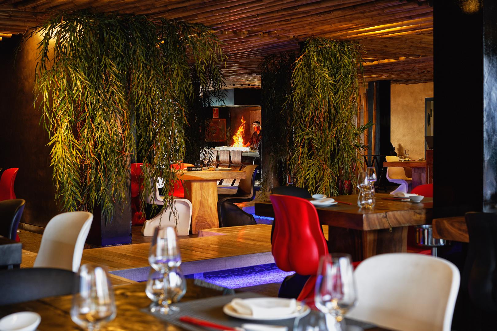 Restaurant met gedekte tafels — The Unexpected Ibiza Hotel