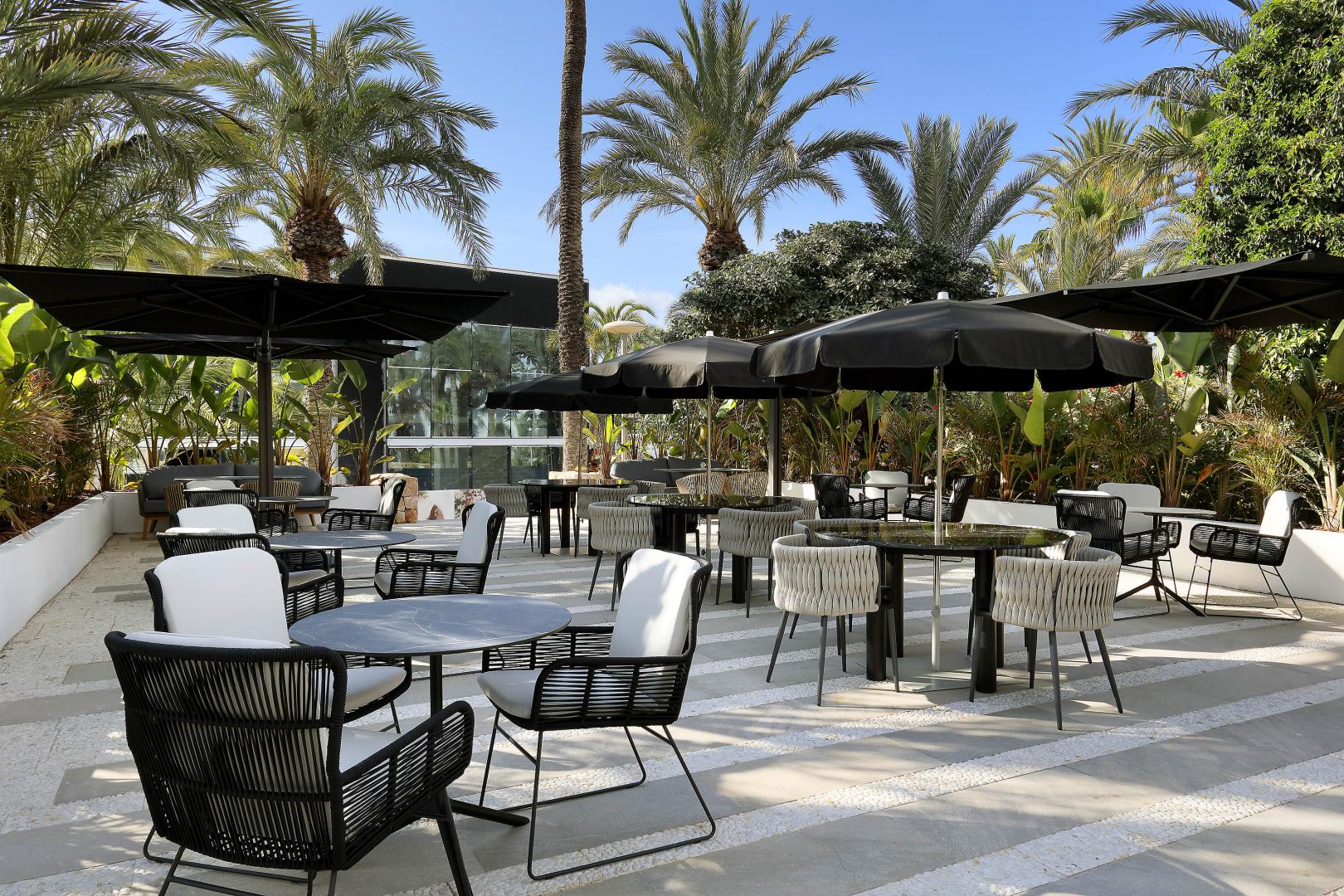 Restaurantterras buiten — The Unexpected Ibiza Hotel