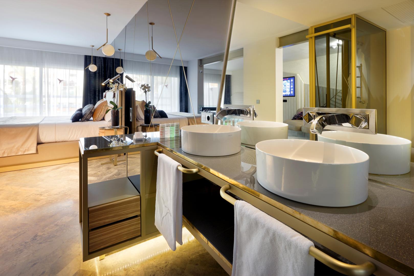 Badkamer met ligbad — The Unexpected Ibiza Hotel