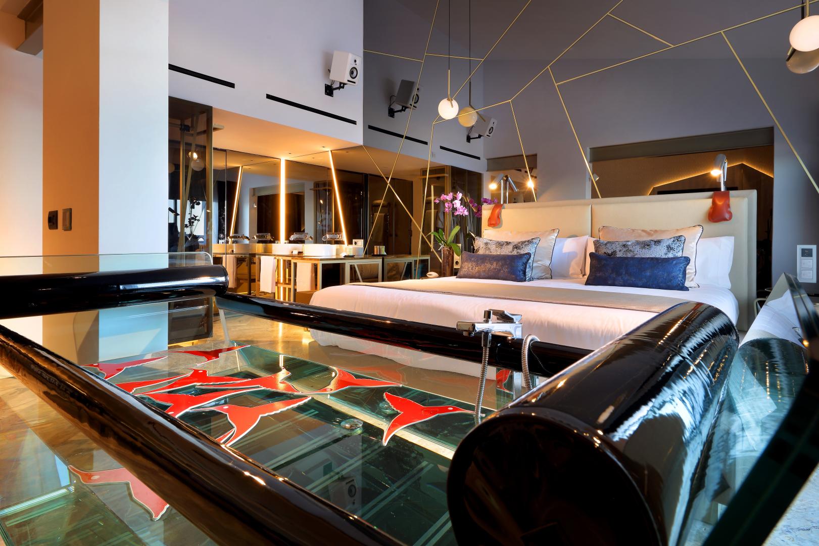 Bar met drankenselectie — The Unexpected Ibiza Hotel