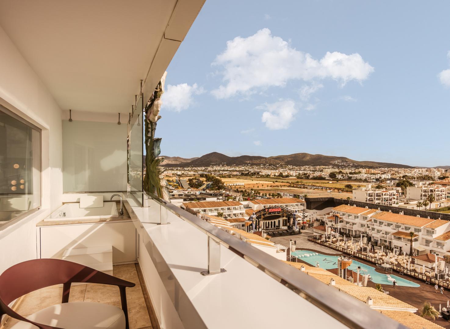 Zeezicht vanaf het balkon — The Unexpected Ibiza Hotel