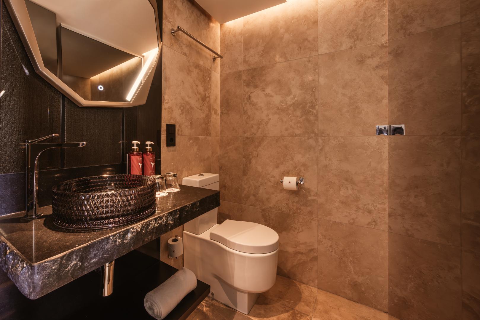 Badkamer met inloopdouche — The Unexpected Ibiza Hotel