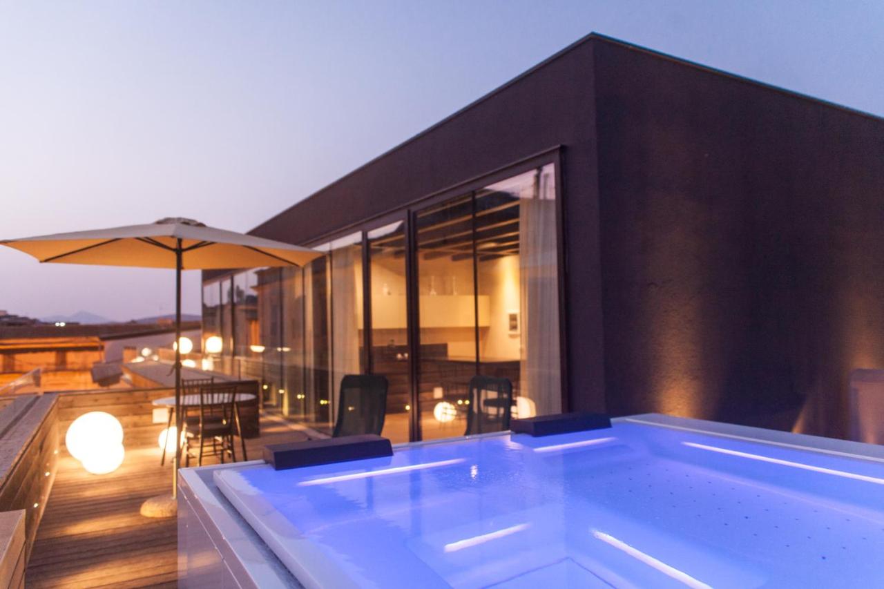 een jacuzzi op het dak van een huis bij Alba Palace Hotel in Favara