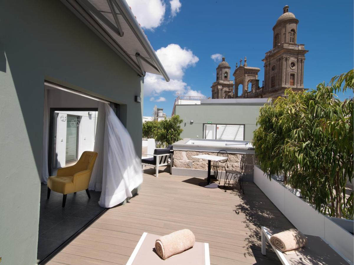 een balkon met een bank en een badkuip op een gebouw bij Suites 1478 in Las Palmas de Gran Canaria