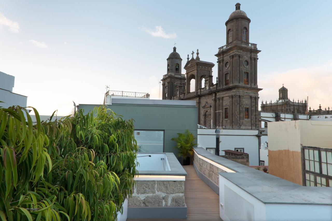 een balkon met uitzicht op een gebouw met twee torens bij Suites 1478 in Las Palmas de Gran Canaria