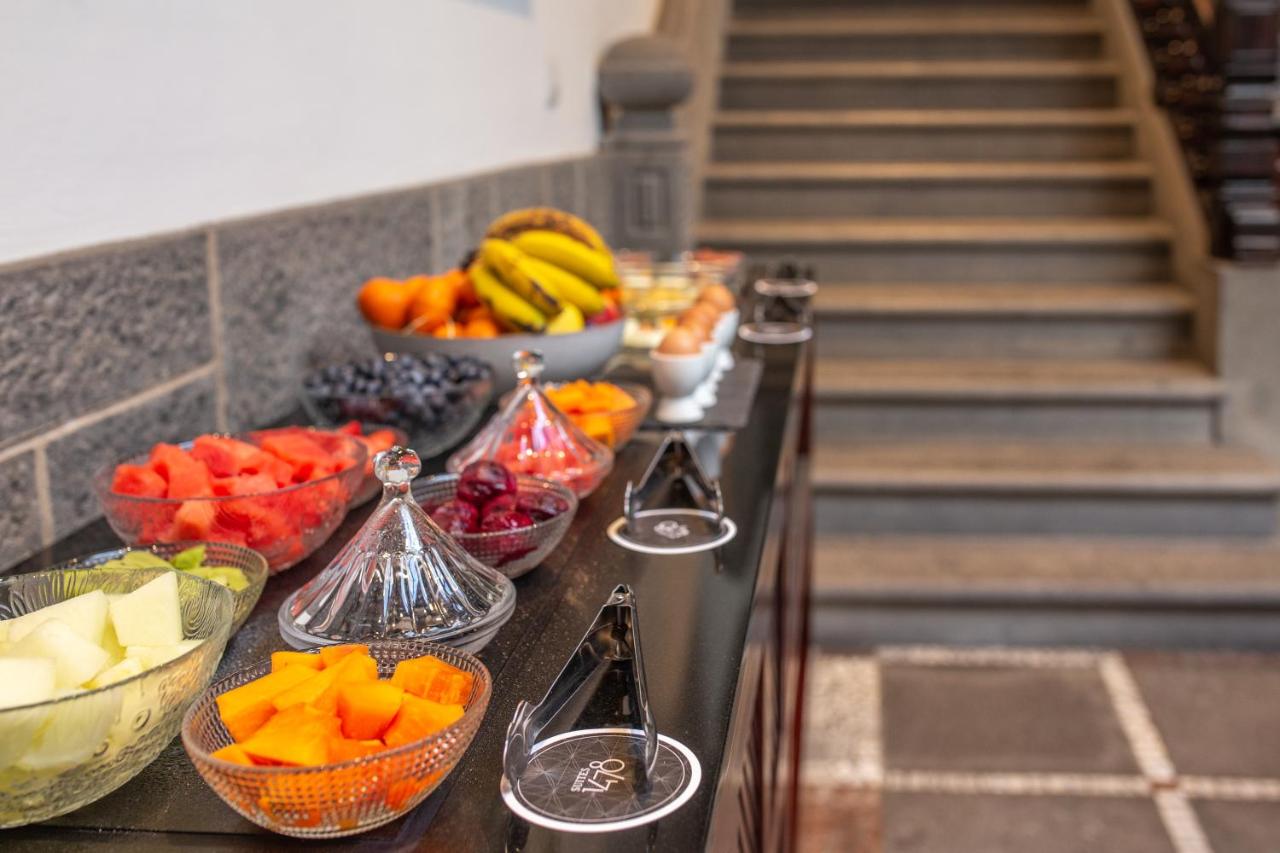 een buffet met schalen vol fruit en groenten op een toonbank bij Suites 1478 in Las Palmas de Gran Canaria
