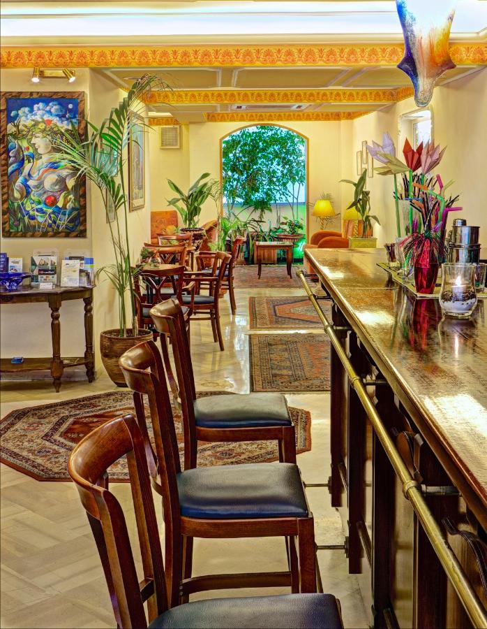 een bar met stoelen en tafels in een restaurant bij Nicola Hotel in Athene