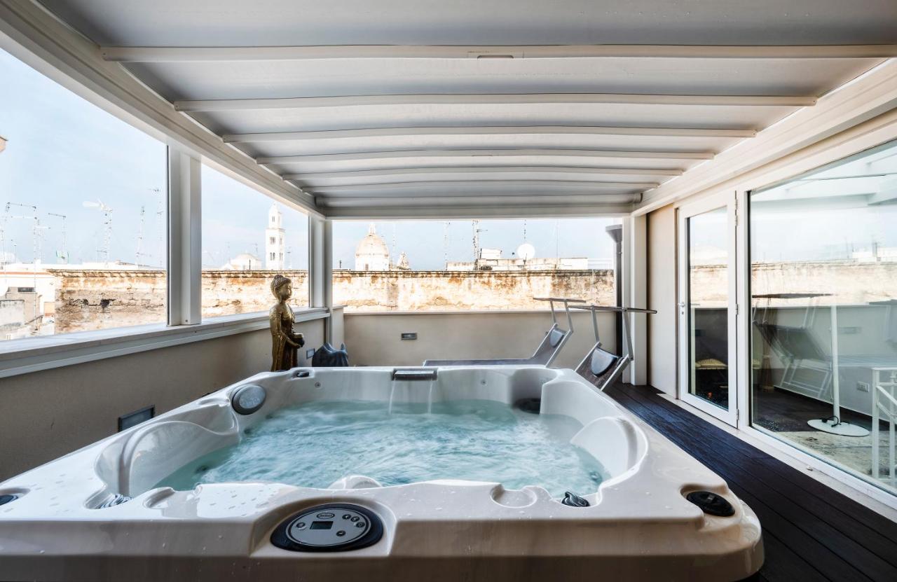 een badkuip in een kamer met een groot raam bij B&B Palazzo San Michele in Bari