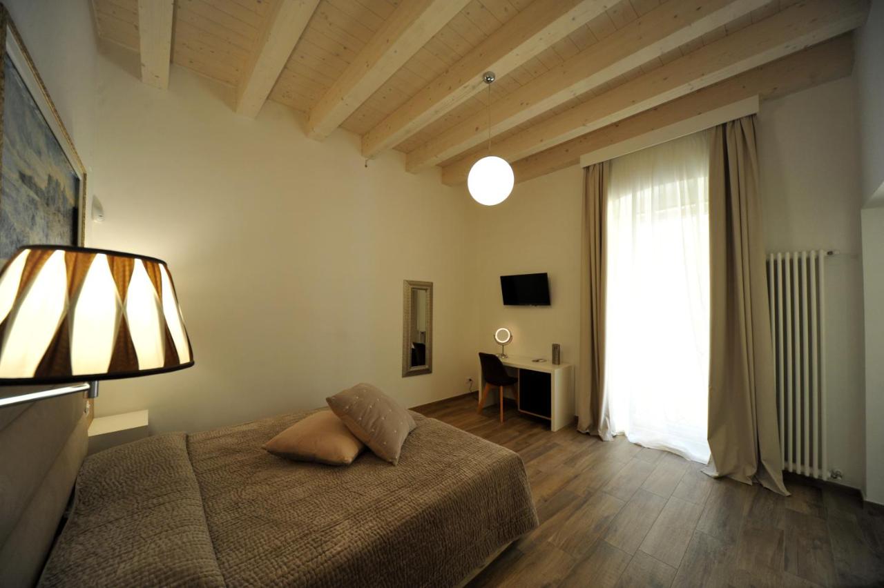 een slaapkamer met een bed en een groot raam bij B&B Palazzo San Michele in Bari
