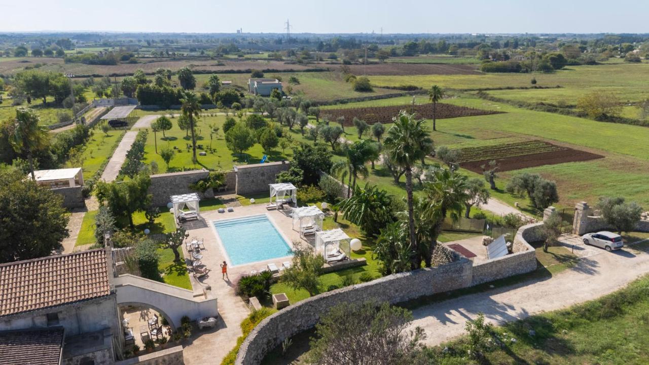 Een luchtfoto van een villa met een zwembad. bij Don Agostino Relais Masseria in Martano