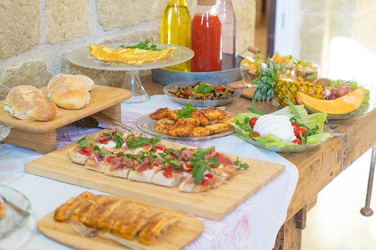 Een buffet met veel verschillende soorten eten op een tafel. bij Don Agostino Relais Masseria in Martano