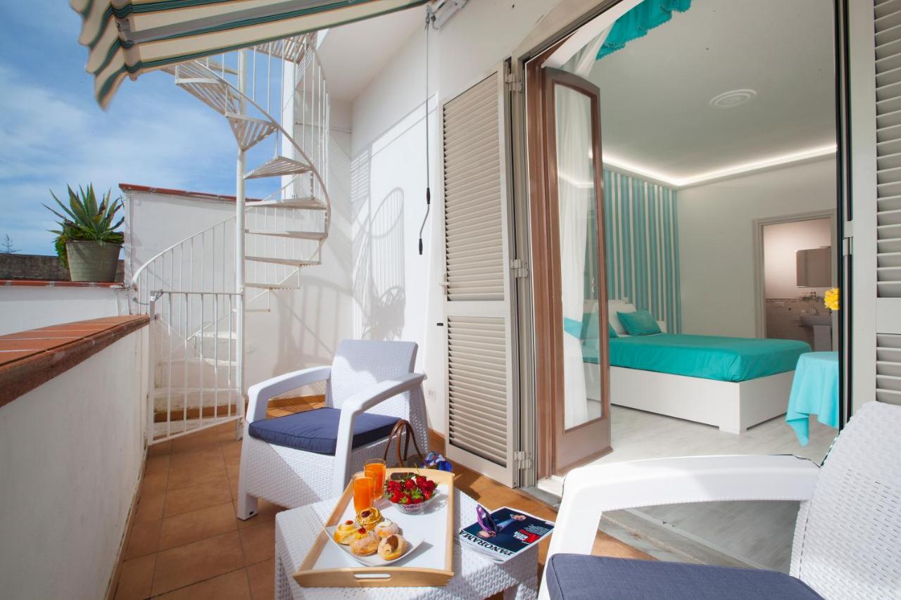 een kamer met een balkon met een tafel en stoelen bij Villa Iolanda in Piano di Sorrento