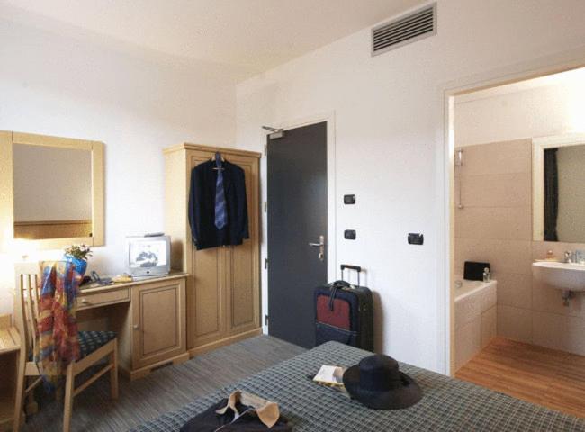 een kamer met een slaapkamer met een bed en een wastafel bij Hotel Mary in Campalto