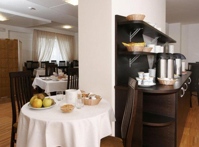 een eetkamer met een tafel waarop eten staat bij Hotel Mary in Campalto