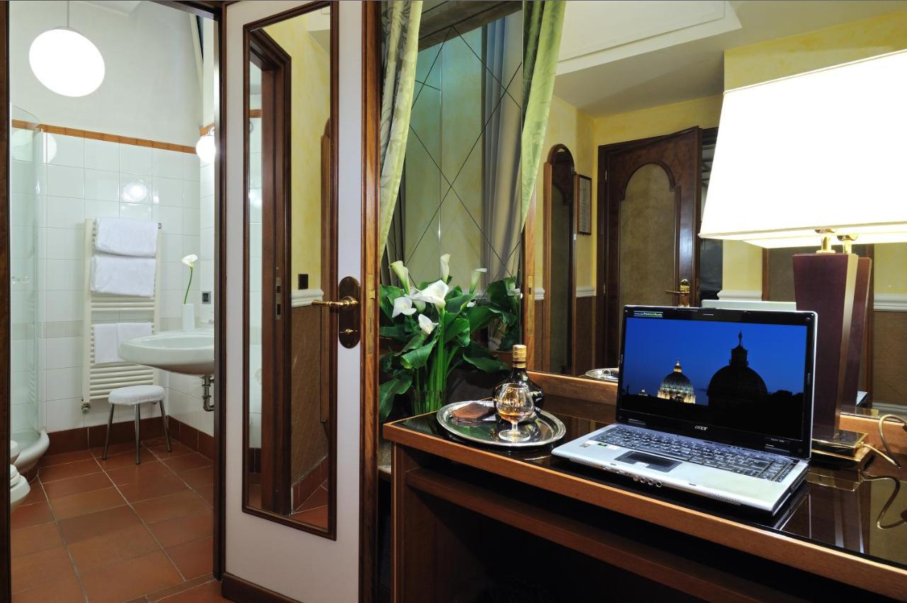 een laptop die op een bureau in een badkamer staat bij Hotel Farnese in Rome