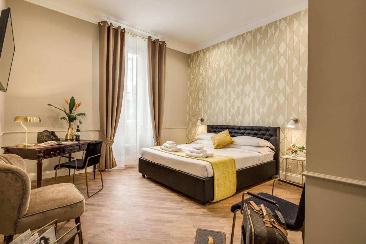 een hotelkamer met een bed en een bureau bij Charme Spagna Boutique Hotel in Rome +131 foto's