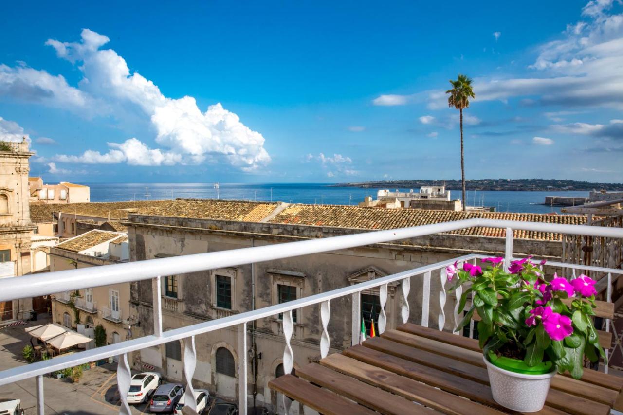 een balkon met uitzicht op de oceaan bij Maison Ortigia in Siracusa